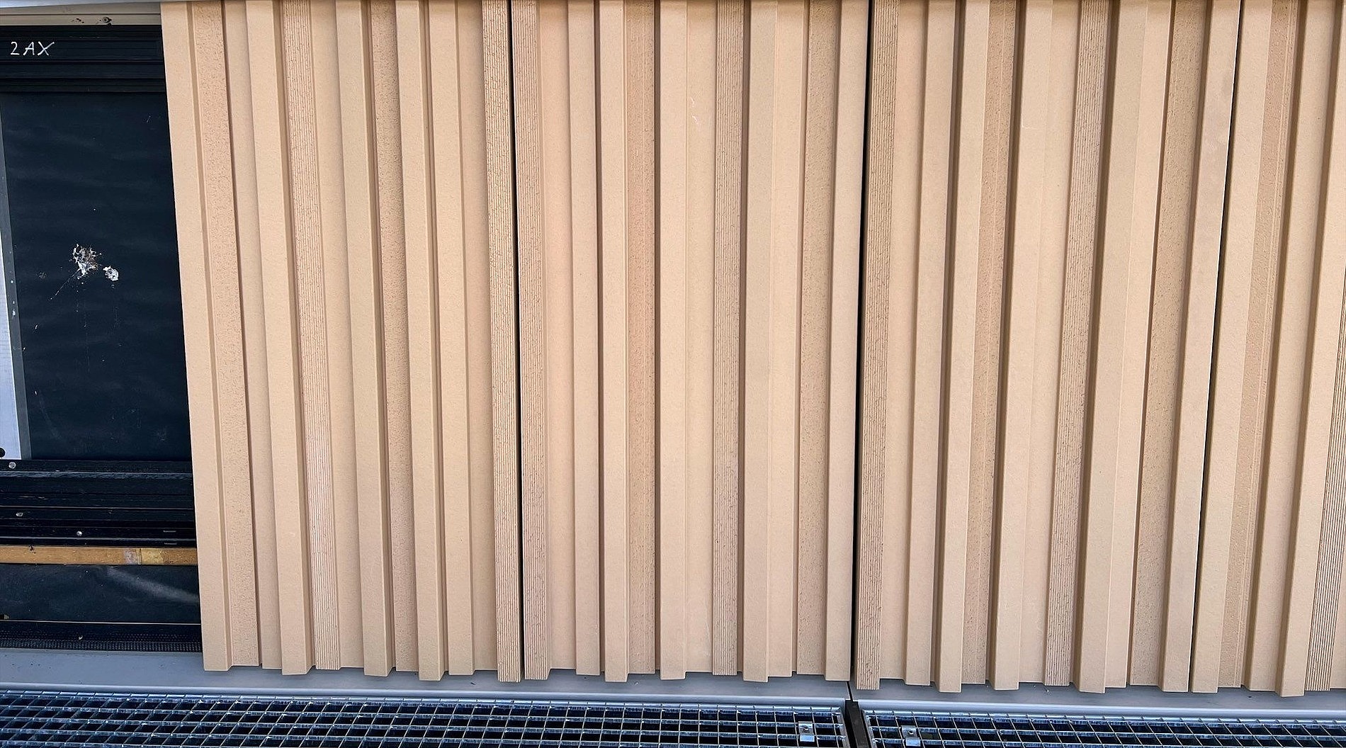 Detail Brüstungsband Keramik - JSH Heilbronn