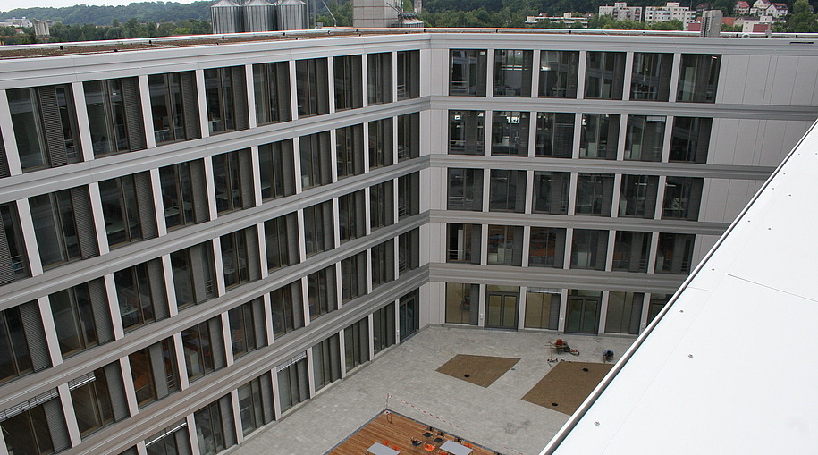 Blick vom Dach in den Innenhof - EnBW Biberach