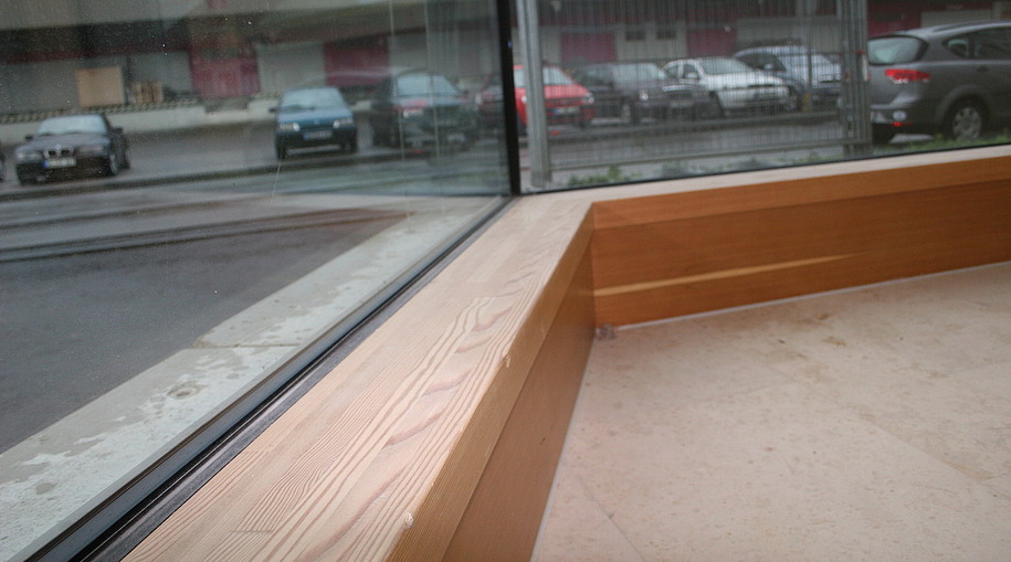 Ganzglas- Außenecke mit Bodenriegel - EnBW Biberach