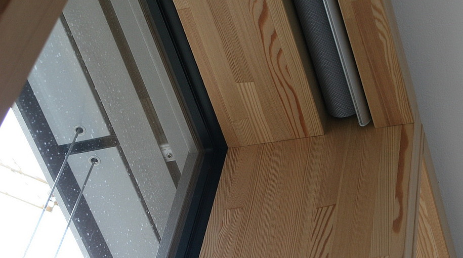 Deckenriegel mit integriertem Blendschutzrollo - EnBW Biberach